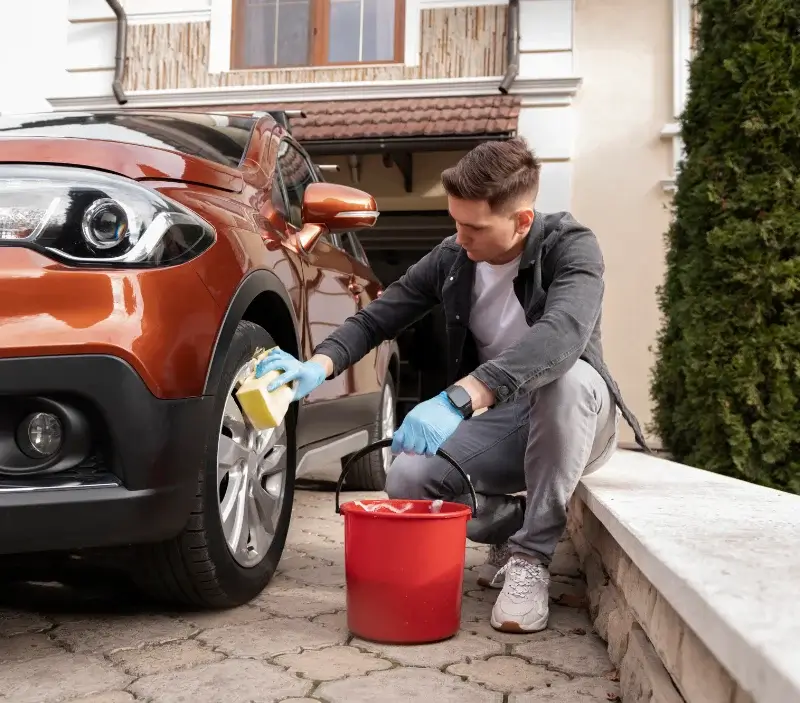 Lavage auto à domicile Mont Lozère et Goulet : professionnel intervenant sur un véhicule